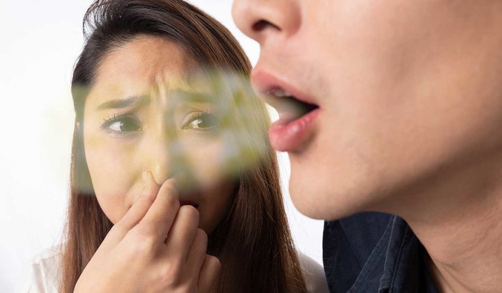 ¿Cómo debes limpiar tu lengua para evitar el mal aliento?
