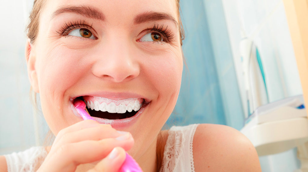 ¿Por Qué Debes Cepillar tus Dientes Antes de Desayunar?