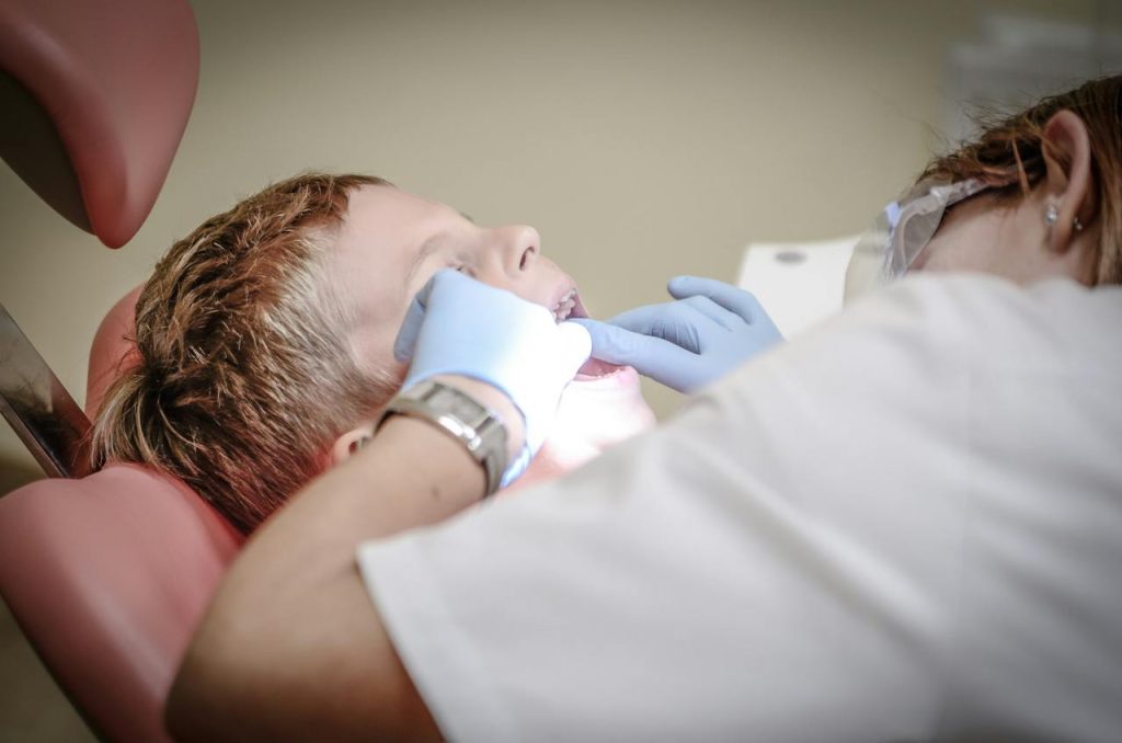 Cuándo es necesaria una limpieza dental en los niños