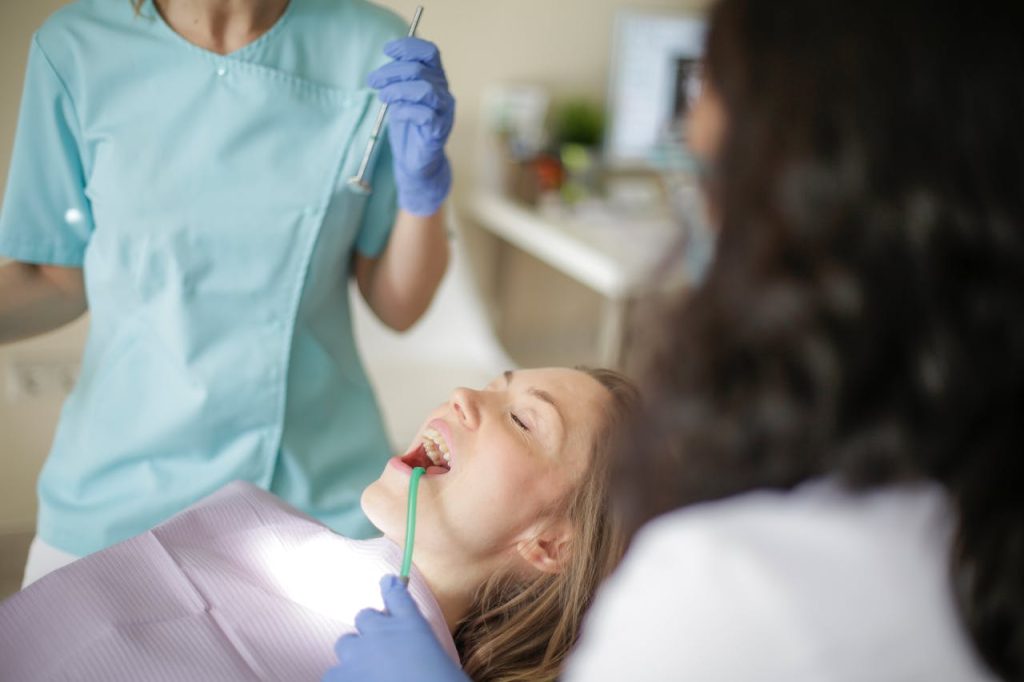 Carga Inmediata vs Carga Diferida en Implantes Dentales: Criterios Clínicos de Decisión