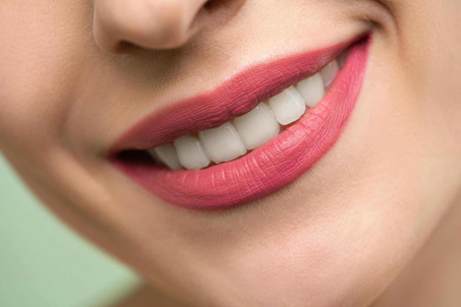 ¿Por qué tus dientes no son totalmente blancos? La explicación dental que casi nadie te cuenta