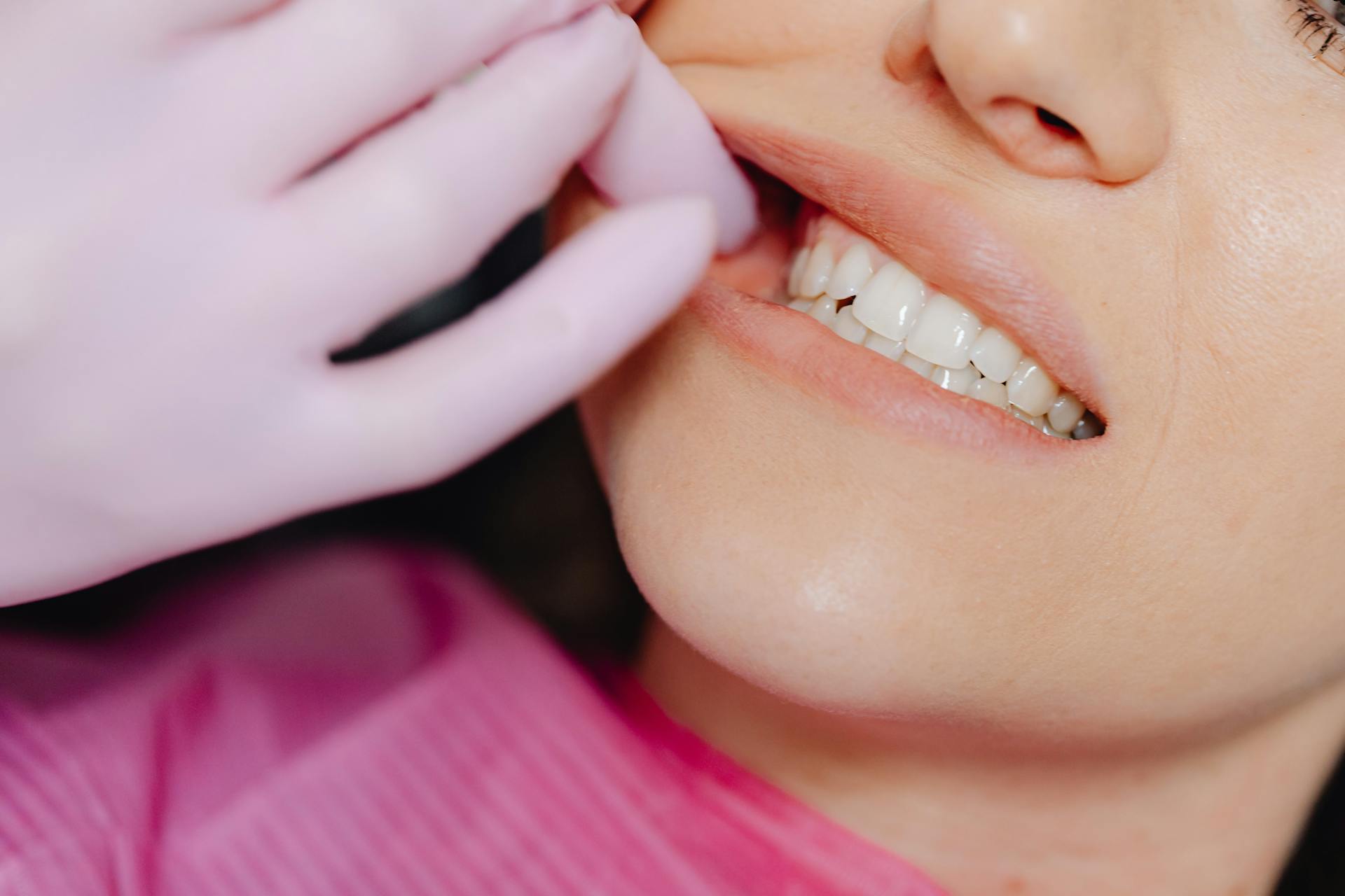 Mitos virales sobre dientes que deberías evitar (y que pueden dañar tu salud bucal)