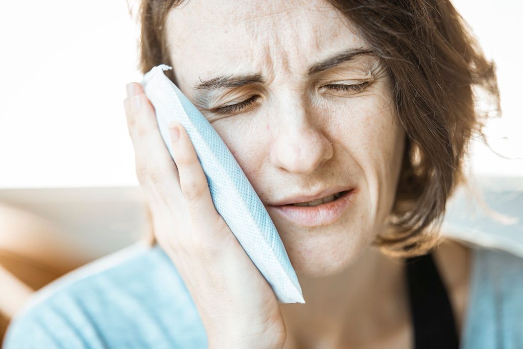 Periimplantitis Síntomas de alarma para detectar si un implante dental se está infectando o rechazando